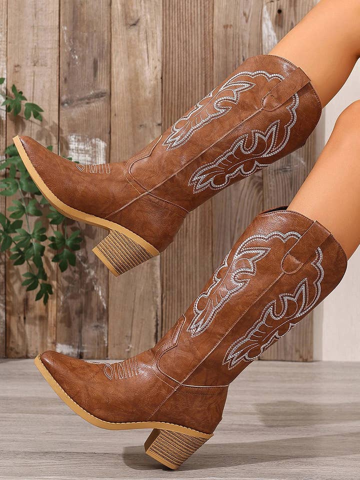 Bottes à talons blocs à bout pointu en cuir PU marron brodé pour la vente par Lovesoft