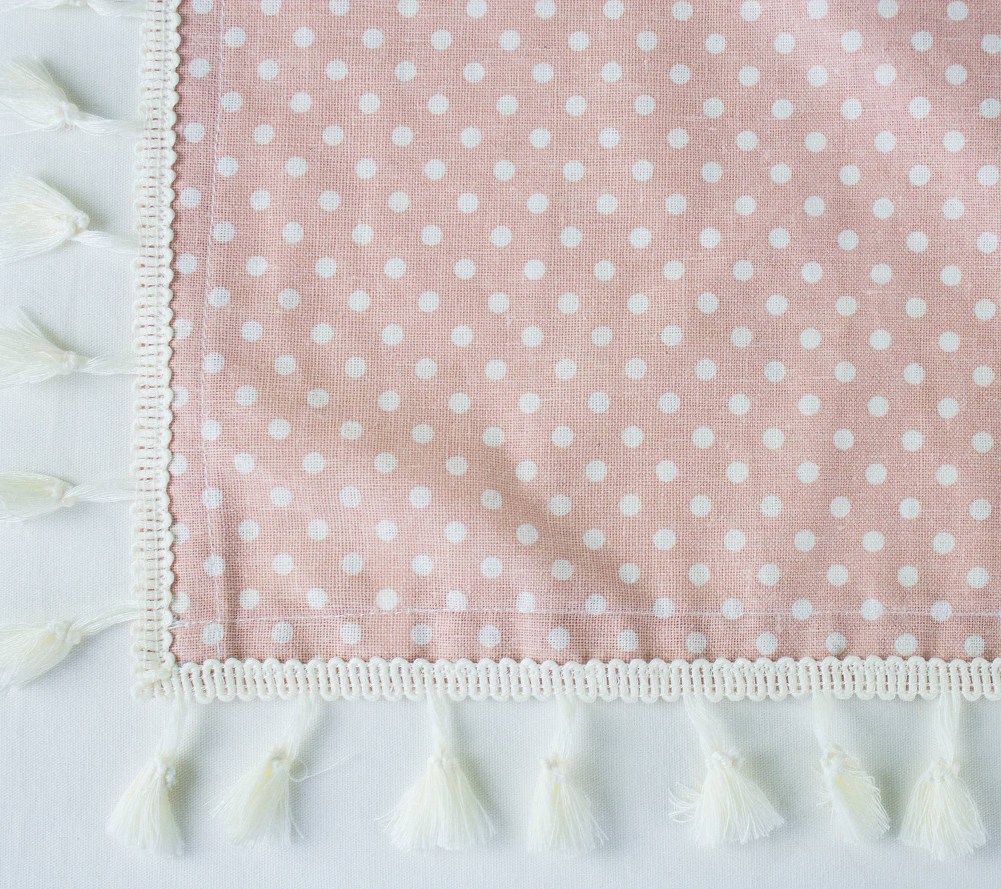 Fennco Styles - Vendita all'ingrosso Tovaglie - Tovaglia in misto cotone rosa con nappine a pois bianchi4