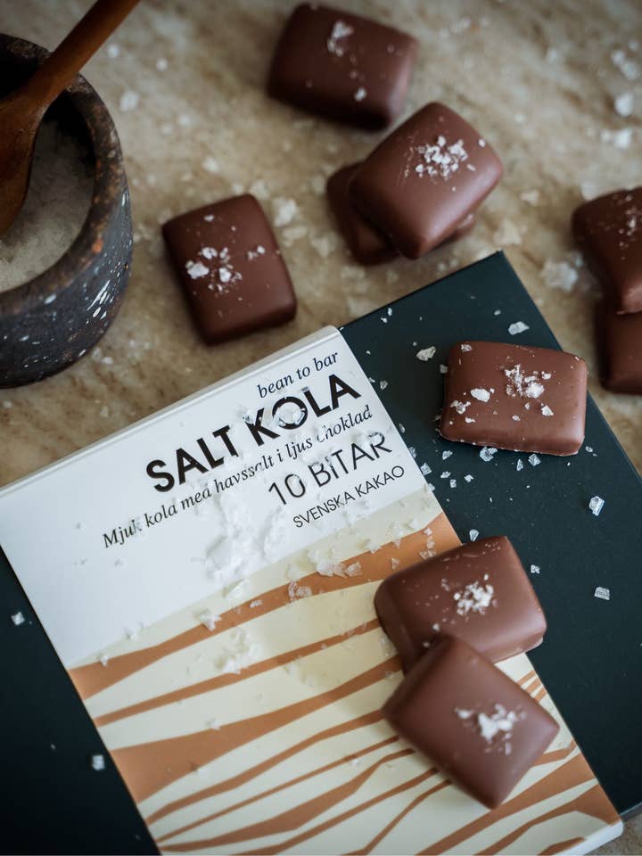 Bestseller! Giftbox of caramels sea salt - craft chocolate for wholesale by Svenska Kakao