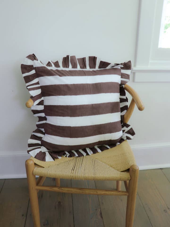 Cuscino increspato a righe color cioccolato (20 pollici) per la vendita all'ingrosso da parte di Sarah Spiegel