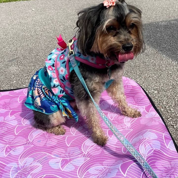 Tapis de voyage - Hibiscus rose/violet pour la vente par Wag Around Town