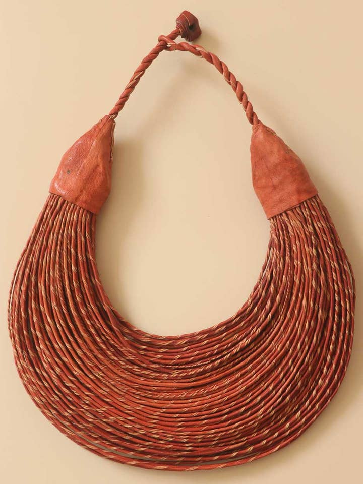 Collana Artigianale in Pelle Multistrato con Chiusura a Bottone per la vendita all'ingrosso da parte di Culture Spot