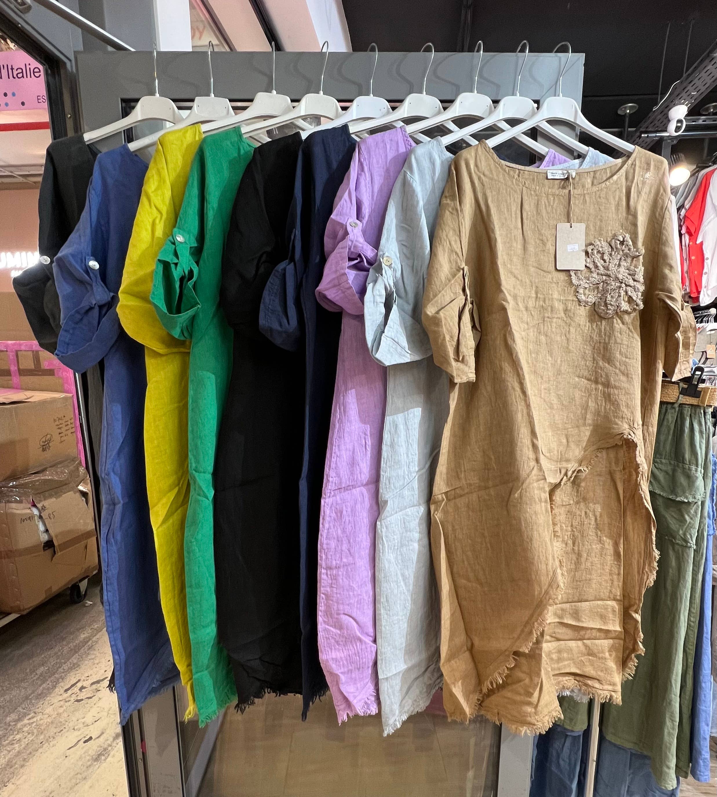 LÉA & LUC – Großhandel Kleid – Damen – 100 % Leinenkleid mit Blumenmotiv auf der linken Brust, REF. 724851