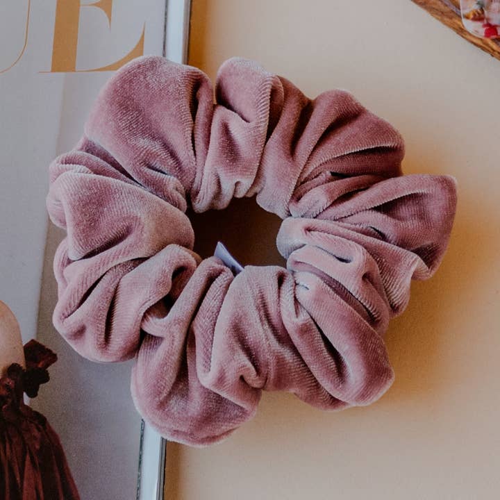 Mauve Velvet Scrunchie for engroshandel hos Wild Rose Accessories