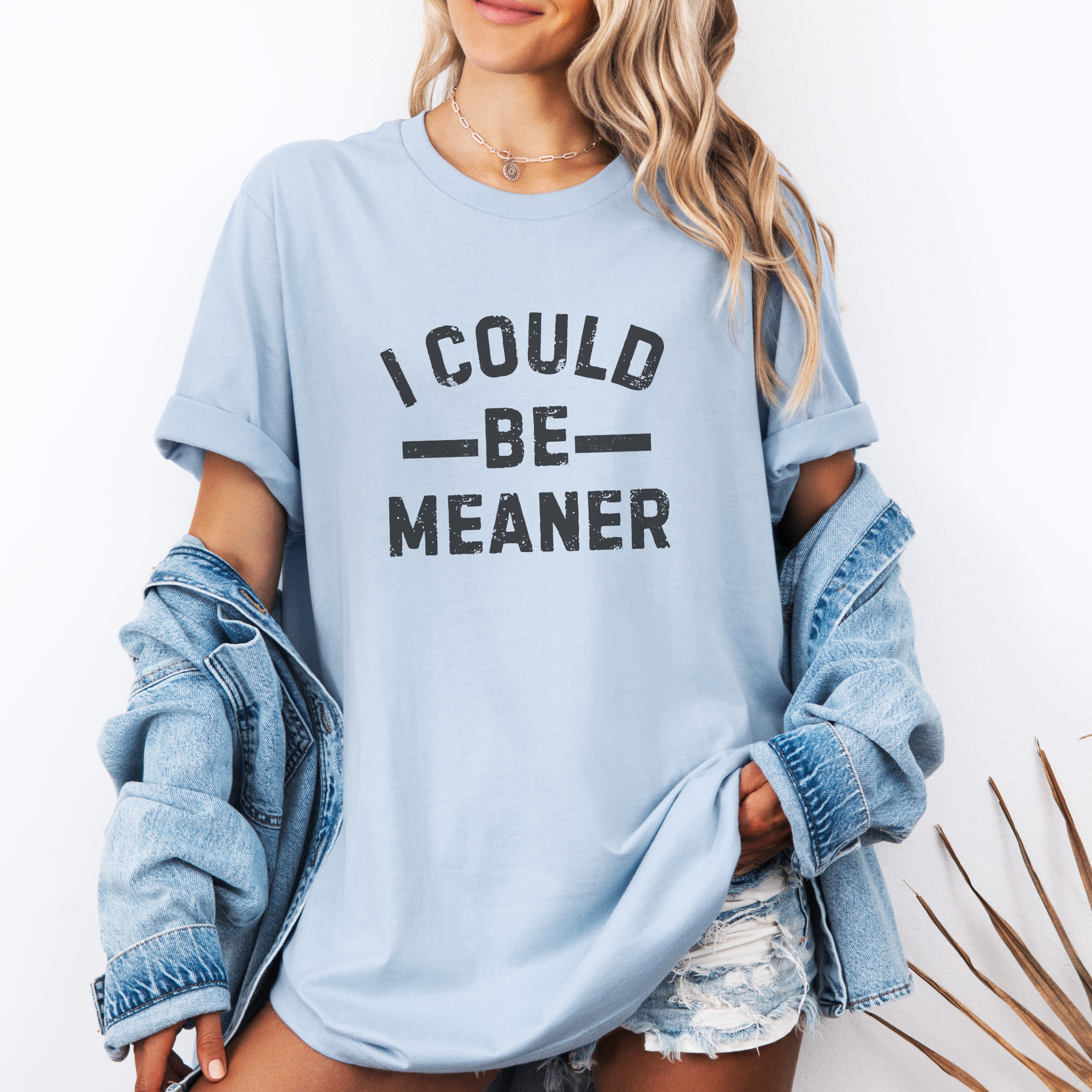 Trendznmore - Modern Graphic Apparel - Venta al por mayor Camiseta serigrafiada - Mujer - Camiseta Gráfica Divertida "Podría Ser Más Mala"6