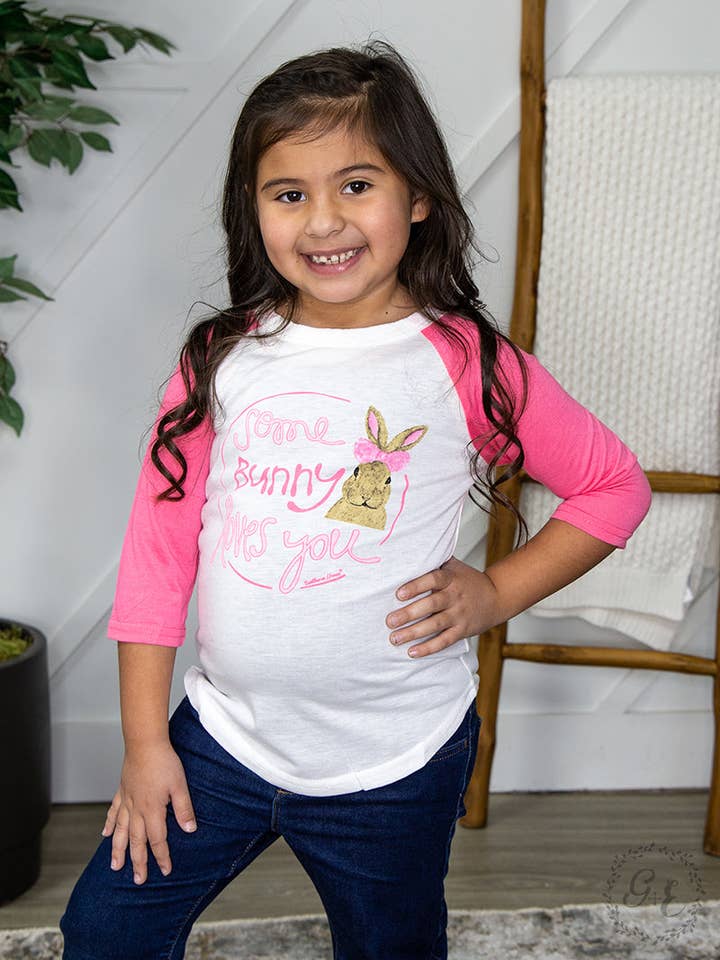 Raglan blanc et rose Some Bunny Loves You pour filles pour la vente par GRACE+EMMA by Southern Grace
