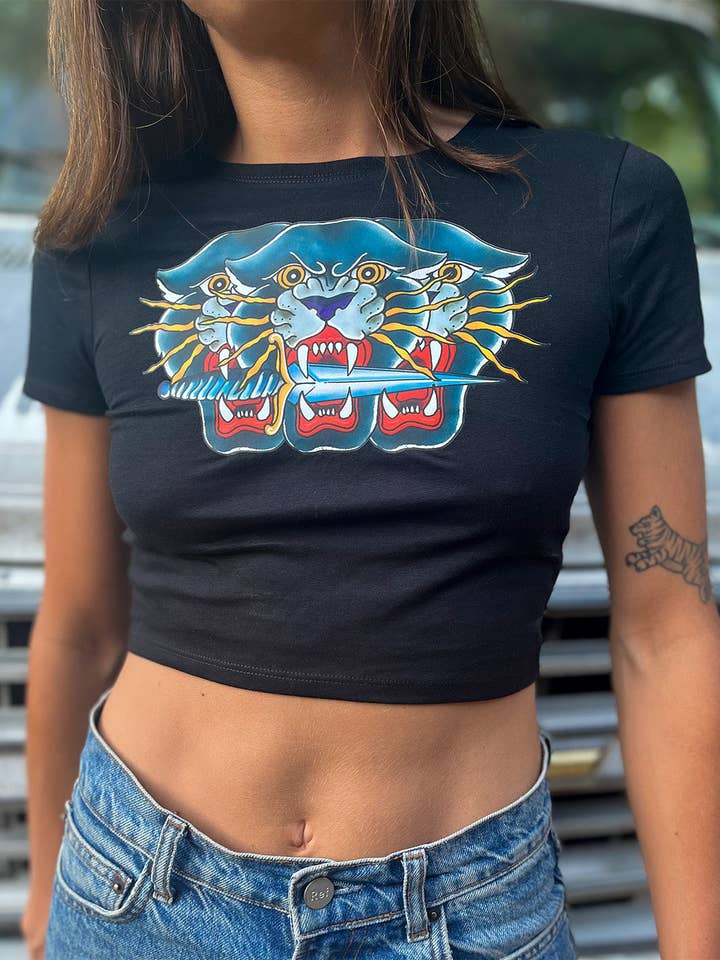 Grands félins - Haut court ajusté pour la vente par Cosmic Shark Clothing