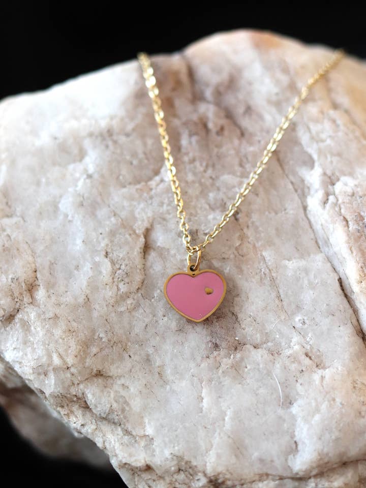 Collier Cœur Charme Rose - Acier Inoxydable, Plaqué Or pour la vente par Cedar and Cypress Designs