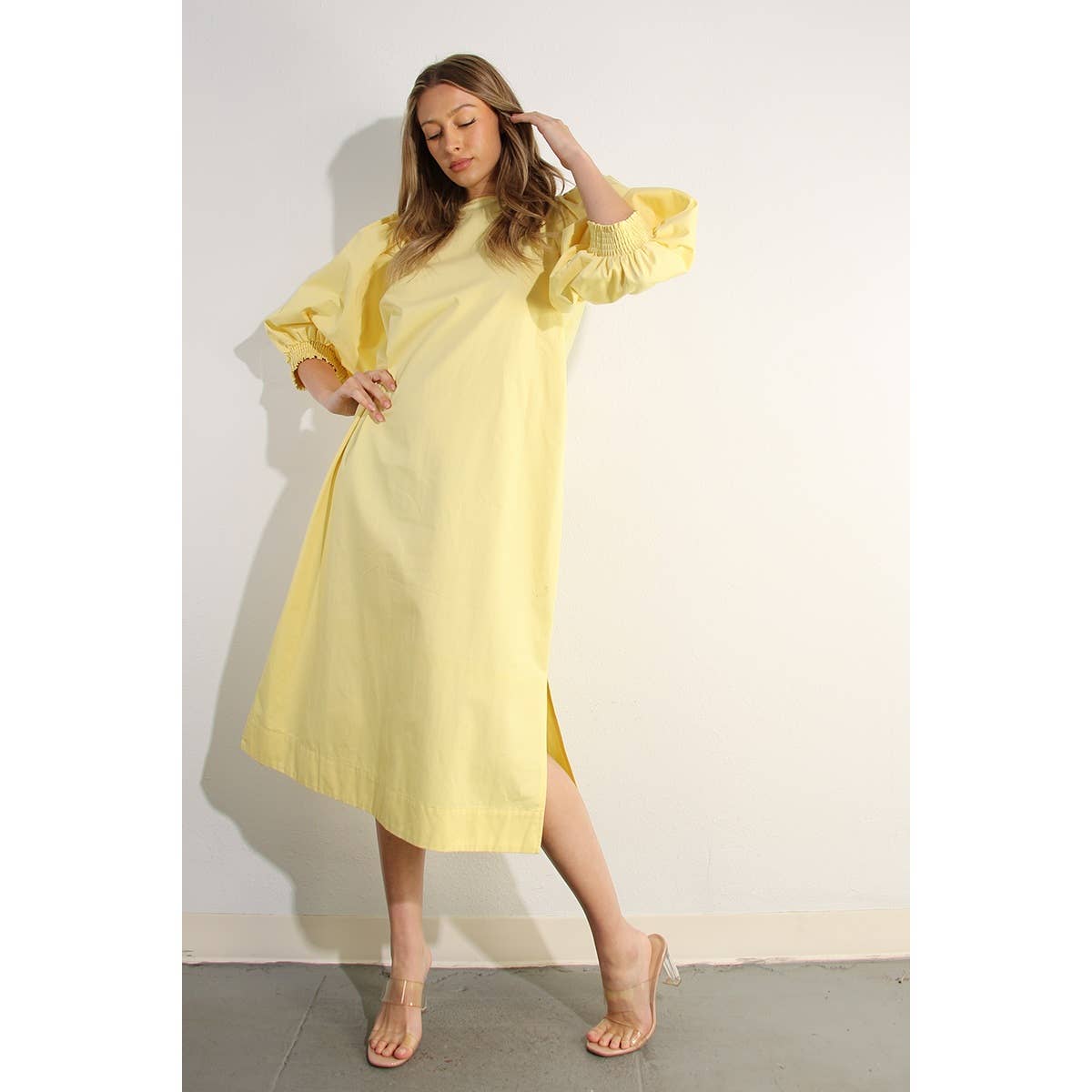 ERRÖTEN MIDIKLEID MIT BALLONÄRMELN für den Großhandel auf Faire14