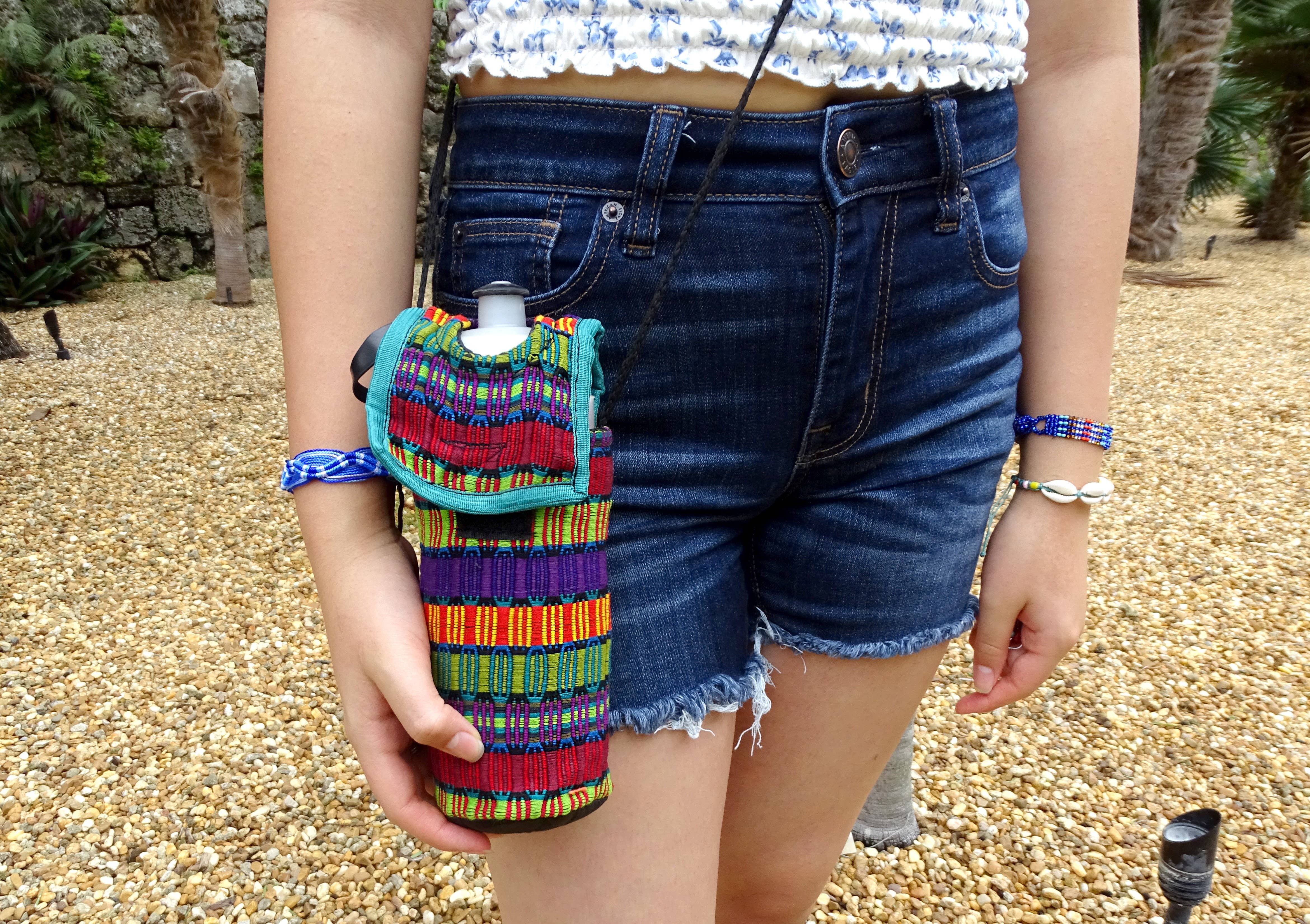 Pichincha - Vente Porte-bouteilles - Étui souple à rayures tissées pour bouteille d'eau guatémaltèque1