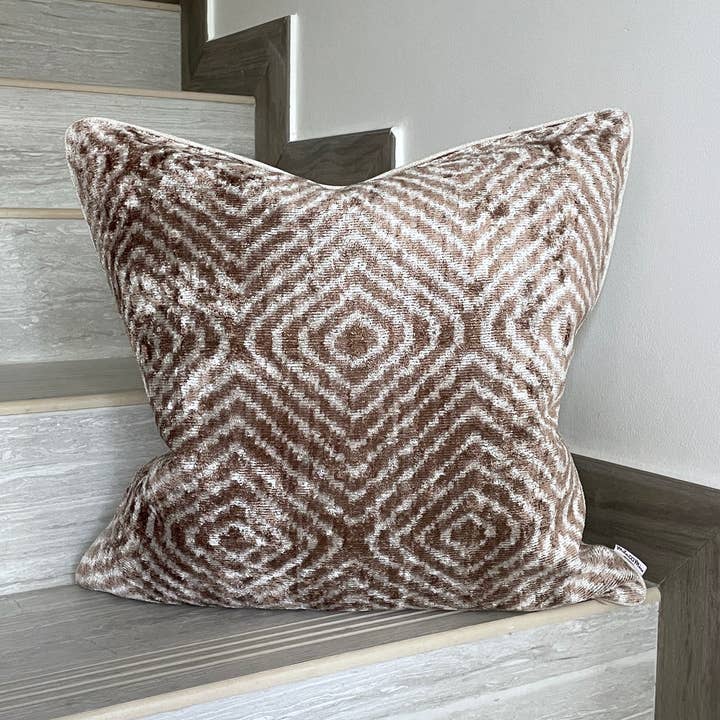 Mila∞Miro by Emelie - Vente Coussin décoratif - Coussin Ikat en Velours Beige Zèbre | Taie d'Oreiller Ikat en Velours0