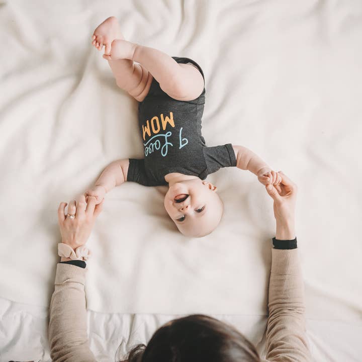 Sweetpea and Co. – Engroshandel Bodysuit - Baby – I Love Mom baby onesie, mors dag gave, babytøj2