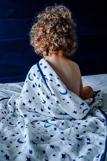 Bear's Little Fish – wholesale Filtar – Barn och baby – Tjock bambu Muslin filt (4 lager, lätt täcke) Midnatt1