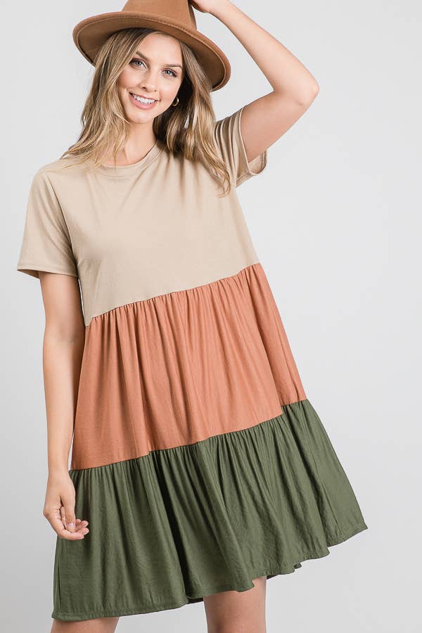 OLIV S/S NIVÅERAD GABI COLORBLOCK KLÄNNING för wholesale på Faire10