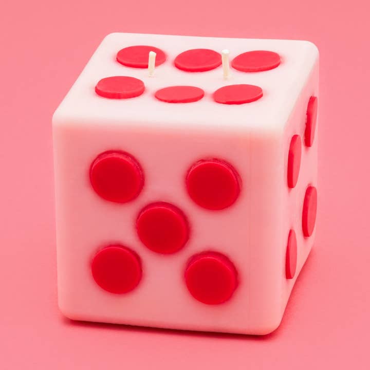 Bougie Pilier Rose & Rouge Monopoly x Flamingo Candles Roll the Dice pour la vente par Flamingo Candles