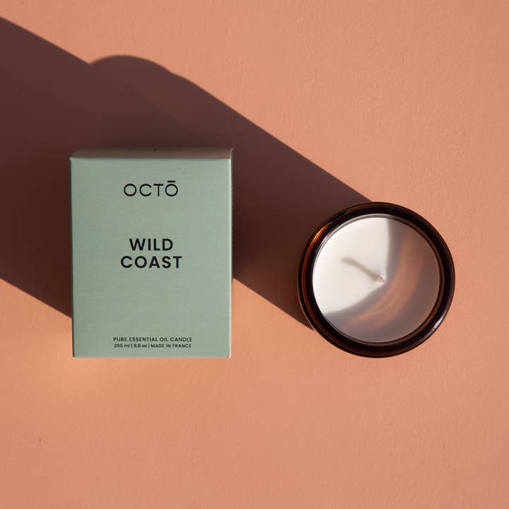 Vilde Kyst (gran + eukalyptus + enebær + pebermynte) | Lys i ravfarvet glas for engroshandel hos OCTŌ