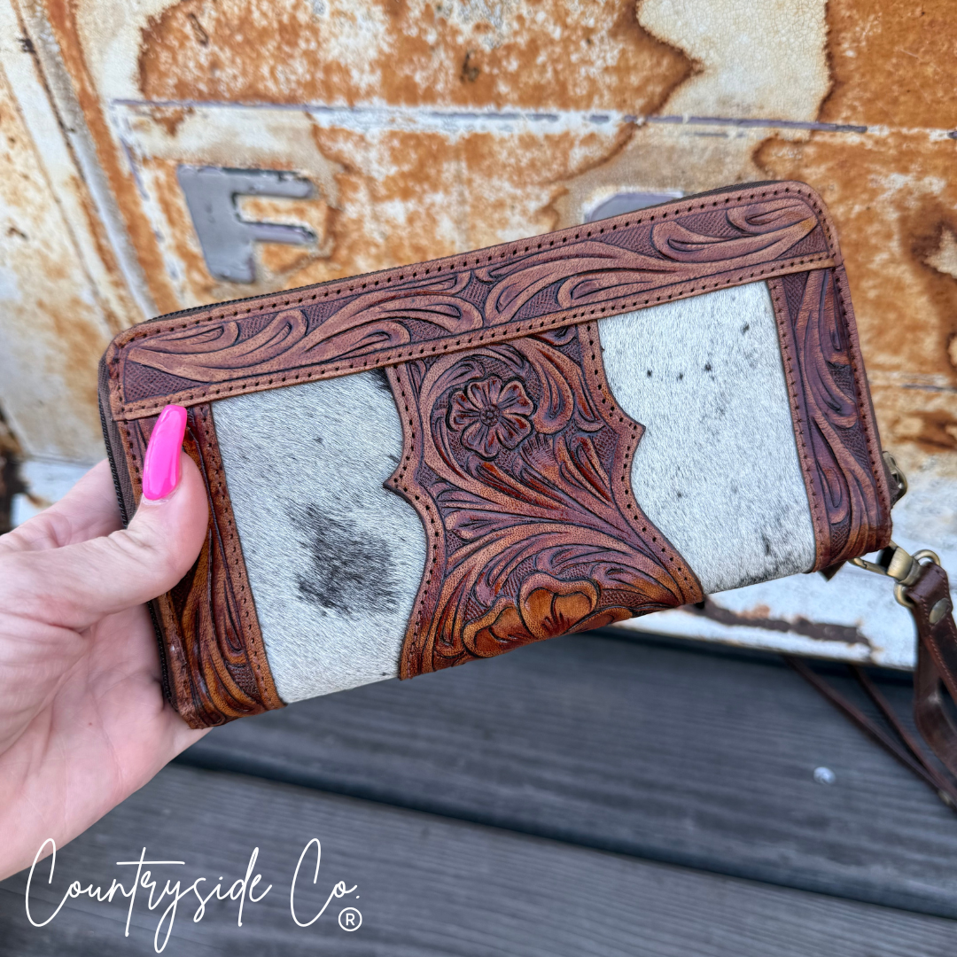 Texas Western Cowhide Bags and More - Wholesale Portemonnee - Dames - Lucille Koeienhuid Gegraveerde Leren Portemonnee Polsbandje1