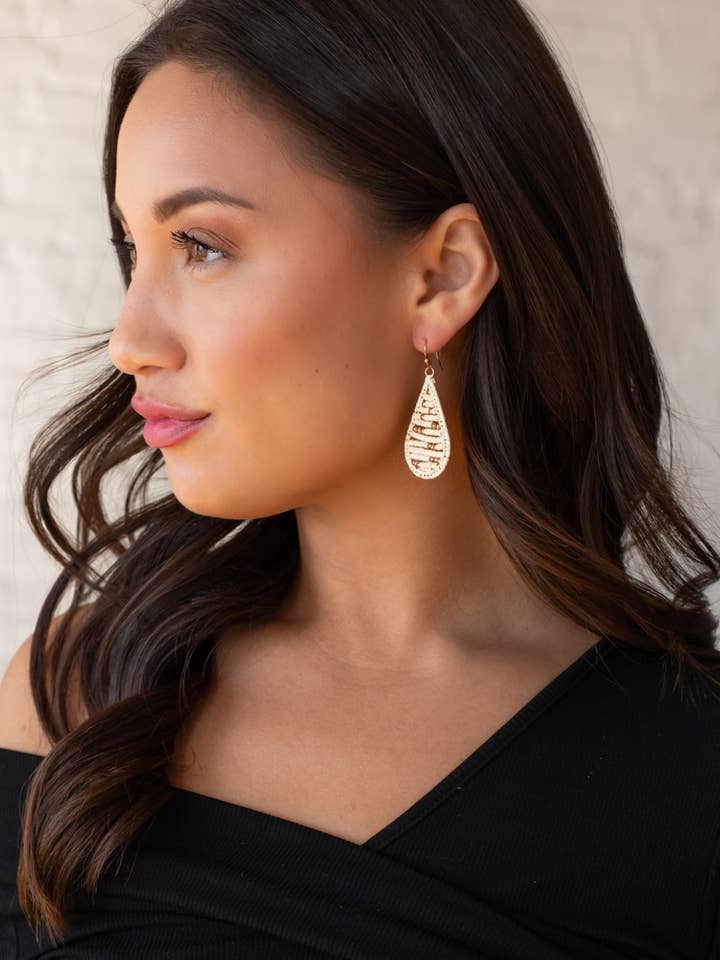 Elfenbens- och guldfärgade pärlörhängen för wholesale av Panache Apparel Co.