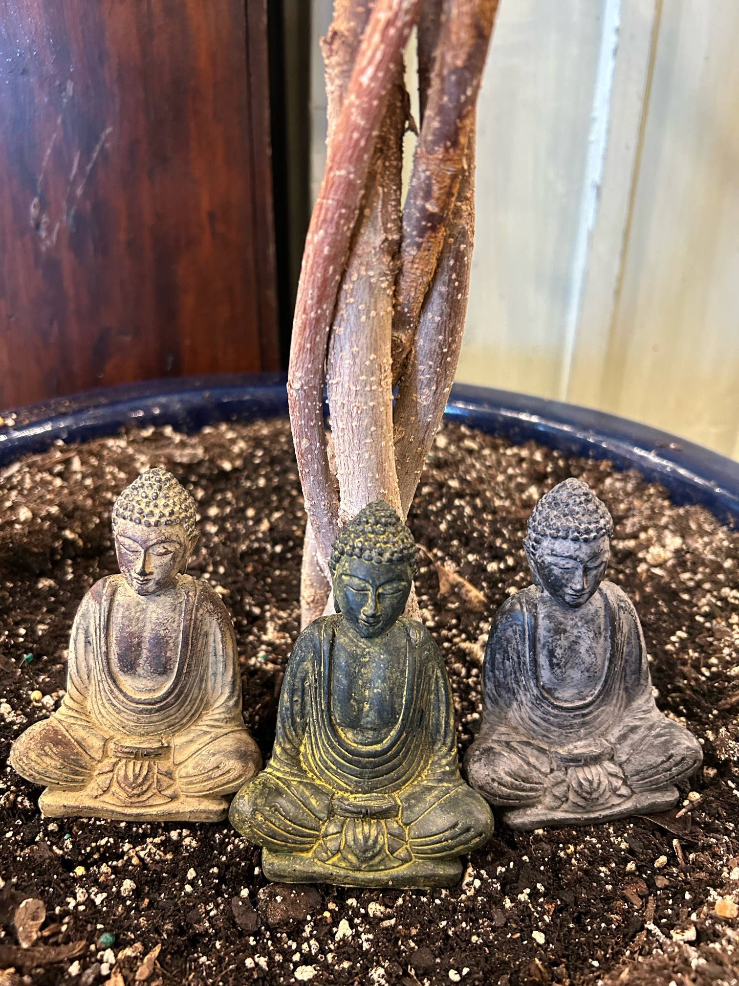 Asia West – wholesale Dekorativ statyett – Liten buddhafigur i grått/grönt/brunt4