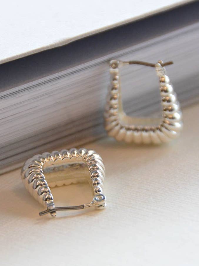 Pendientes en forma de rectángulo grabado en línea para venta al por mayor de Marco Visconti