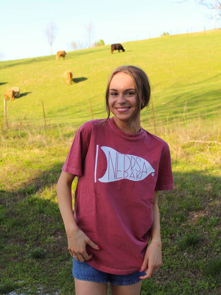 Camiseta con bandera de Nebraska en carmesí para venta al por mayor de Raine Company