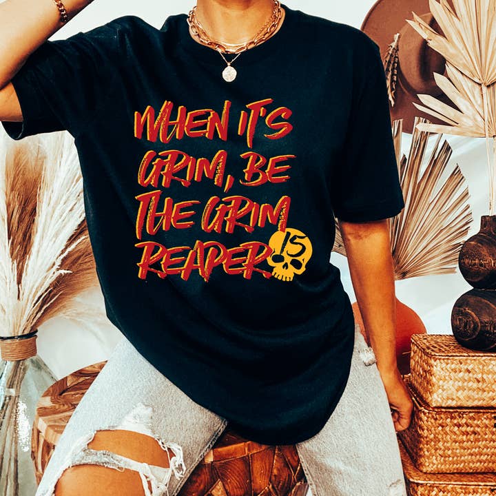 Quand c'est sinistre, soyez la faucheuse | Noir avec multicolore pour la vente par Basic Bitch Designs