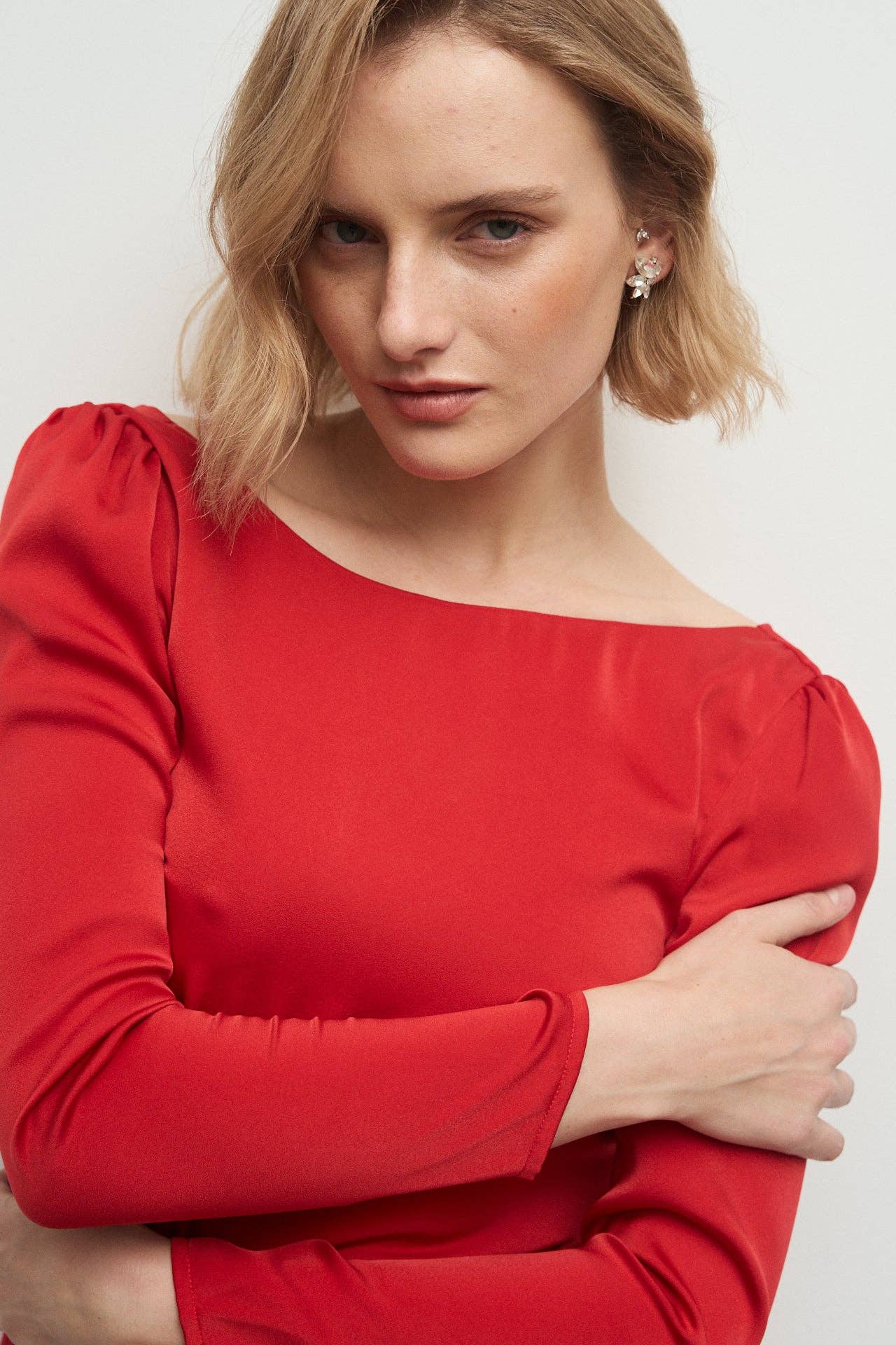 Bruna – wholesale Klänning - Dam – Zulay röd midiklänning med draperad rygg och slits från Bruna4