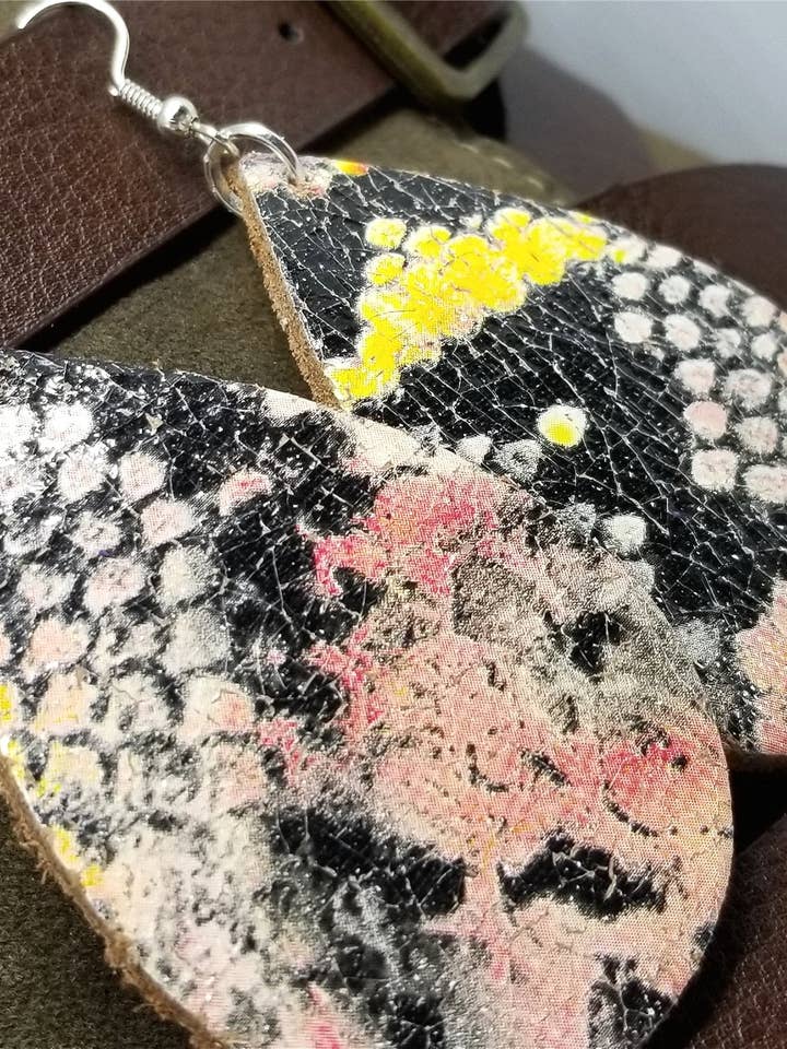 Kleurrijke en glanzende druppelvormige leren oorbellen van slangenleer voor wholesale door Simply Raevyn