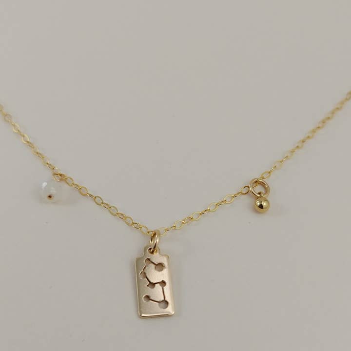 Collier Leo en or pour la vente par Devi Arts Collective