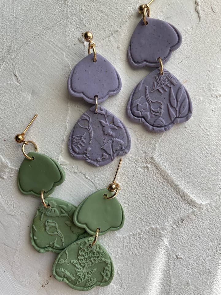 Boucles d'oreilles pendantes en argile faites à la main pour la vente par Alysa Nadeau Designs