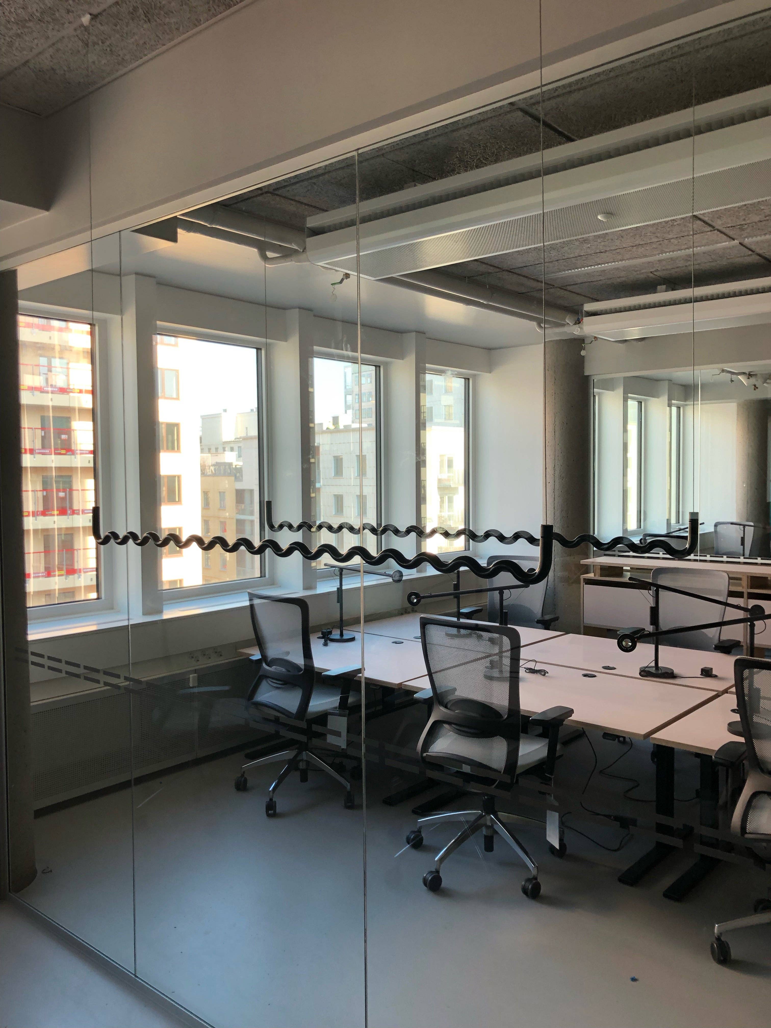 Sinecollection – Großhandel Kleiderbügel – Große Deckenmontierte Kleiderhänger1