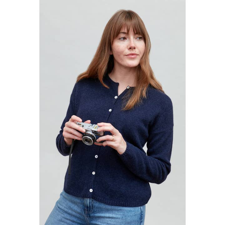 Dame Midweight 100% lammeuld Crew Neck Cardigan for engroshandel hos Paul James Knitwear