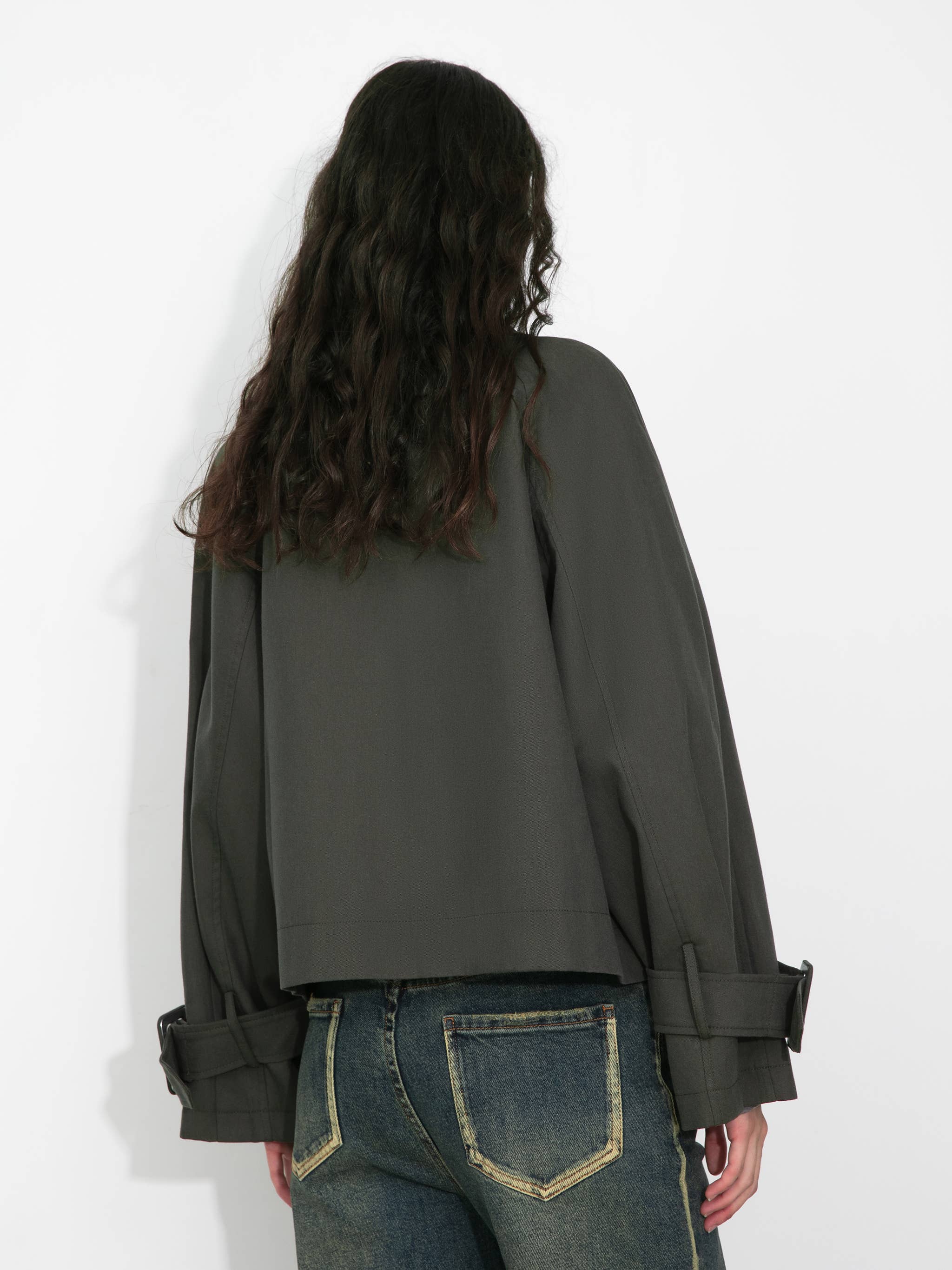 CUBIC – Großhandel Trenchcoat – Damen – Kurz geschnittener Trenchcoat mit Überlagerung vorne5