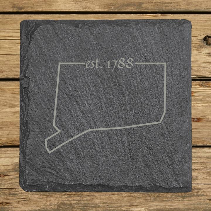 Connecticut skiferunderlag – 16 designs, firkantede og runde for engroshandel hos Beach, Cats & Wine