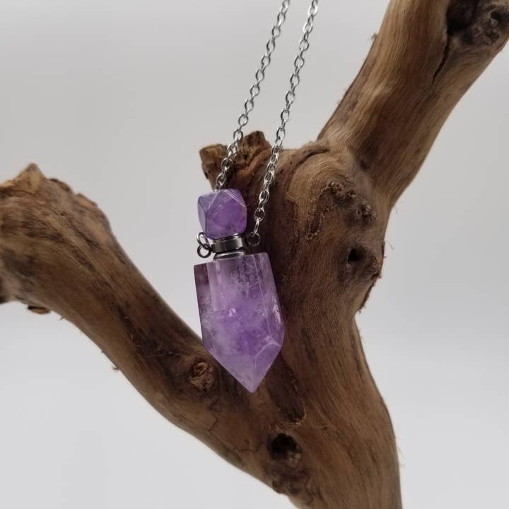 Collier Pendentif Prismatique Hexagonal en Cristal Naturel pour la vente par CHAKRA JEWELRY