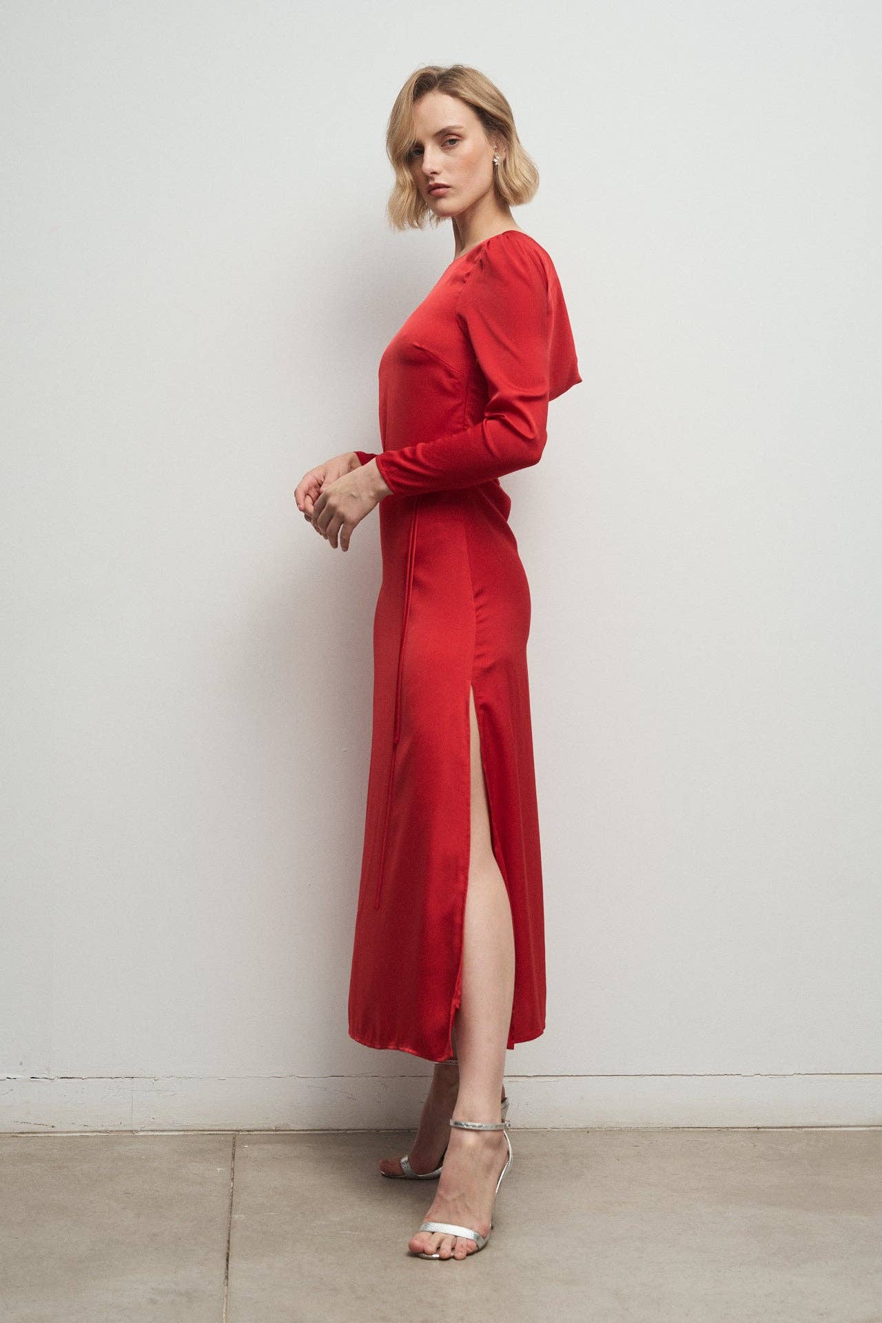 Bruna – wholesale Klänning - Dam – Zulay röd midiklänning med draperad rygg och slits från Bruna3