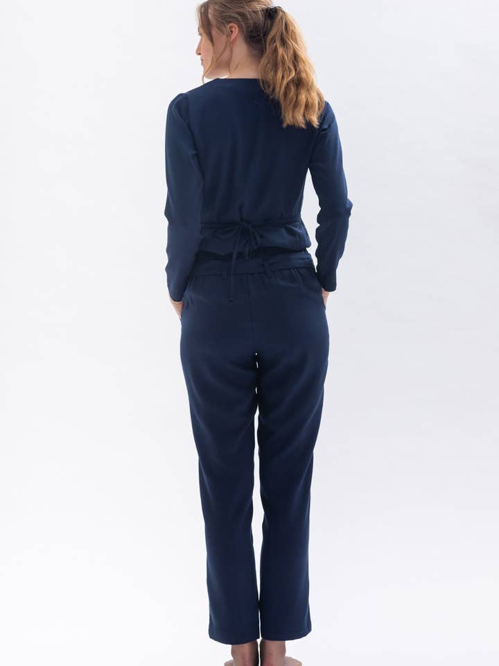 Pantalon en tencel bleu foncé « MA-RISAA » pour la vente par Studio Hertzberg