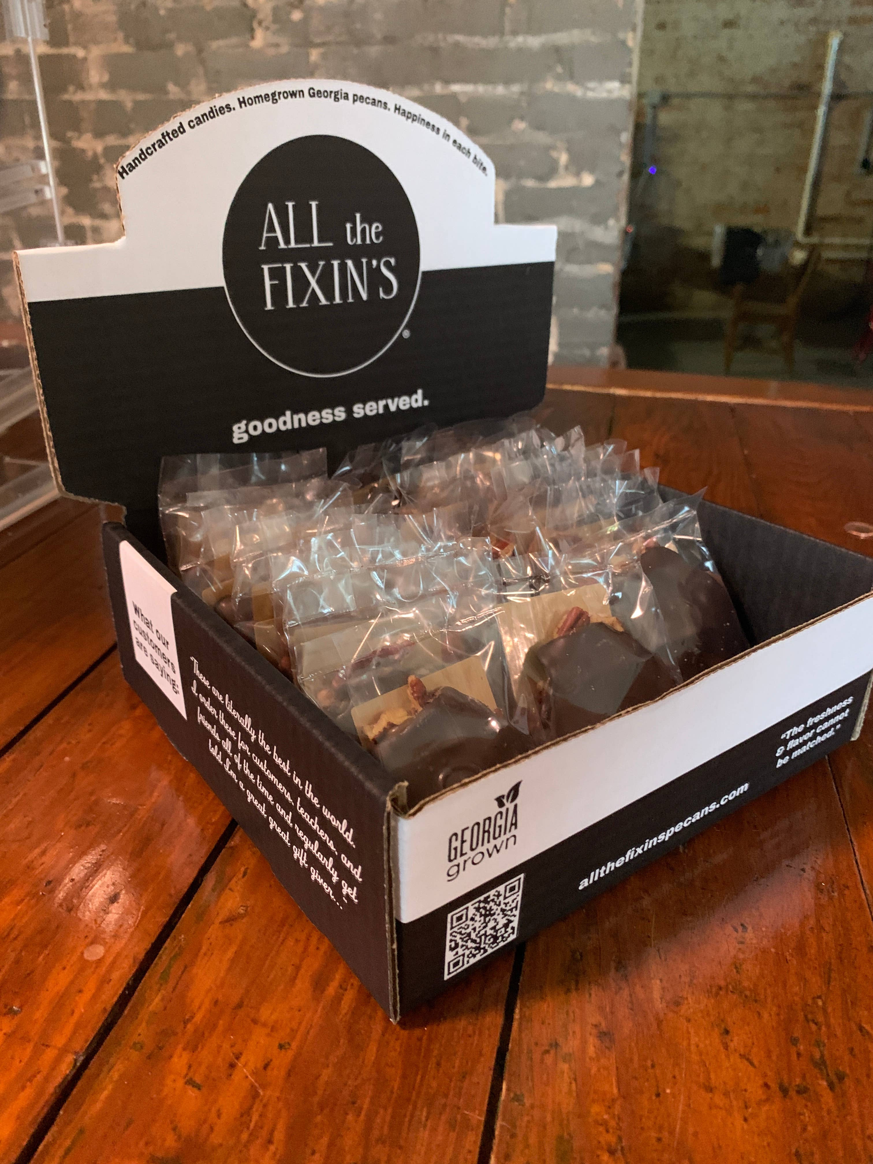 All the Fixin’s - Venta al por mayor Dulces con chocolate - Tortugas de chocolate y caramelo «Ruckus Makers»1