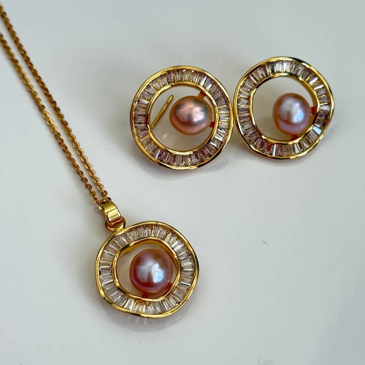 Conjunto Aura Blush – Colgante Halo de Perla Rosa y Pendientes en Acabado Dorado para venta al por mayor de Vinnis Jewelry