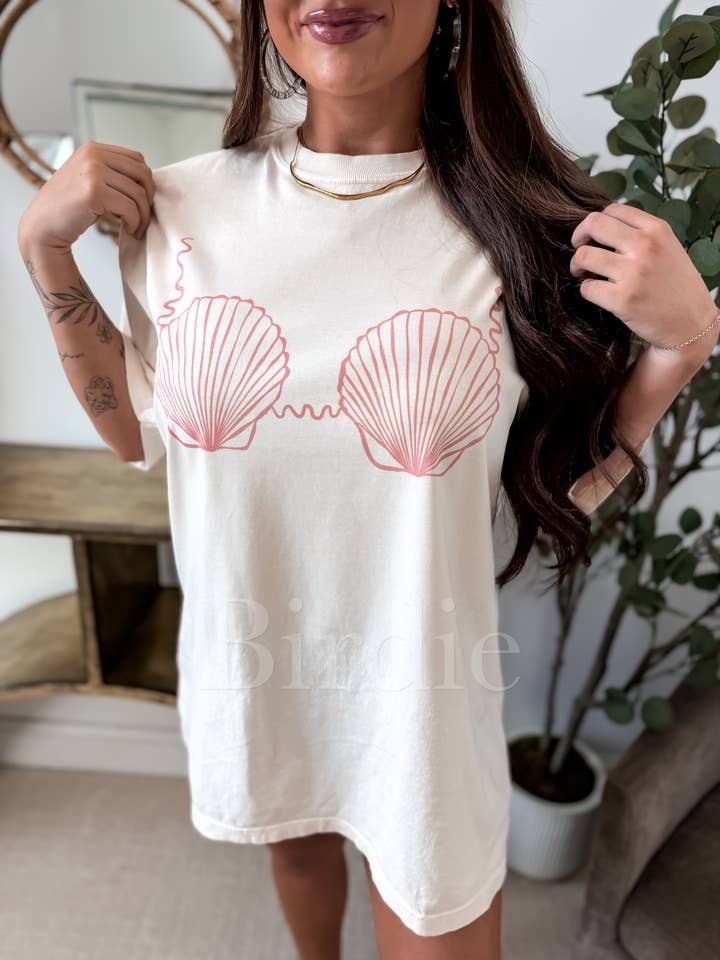 T-shirt graphique bikini coquillage sur ivoire pour la vente par birdie