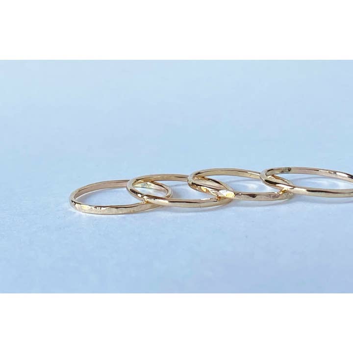 Einfache Bänder - klassisch oder gehämmert für den Großhandel von Nevermore Fine Jewelry