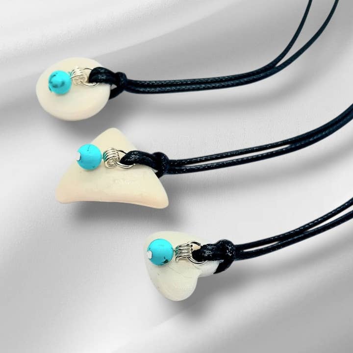 Sæt med 3 ler- og turkispandantiv for engroshandel hos Doodlewrap Designs