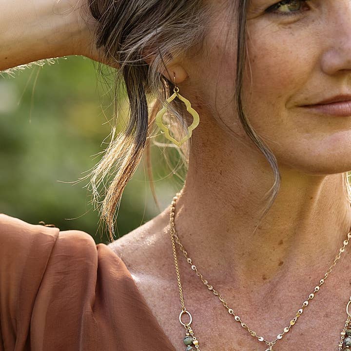 Anne Vaughan Designs Jewelry - Venta al por mayor Pendientes colgantes - Pendientes Quatrefoil de oro mate Tranquil Gardens