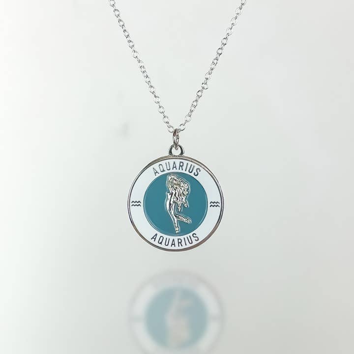 Pendentif en forme de zodiaque émaillé « Aquarius » en argent sterling pour la vente par The Retrograde Shop