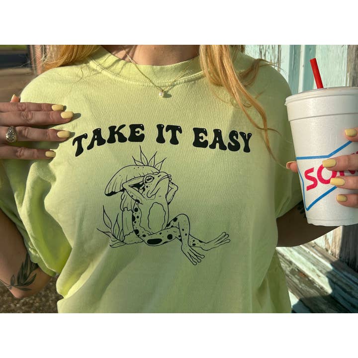 Maglietta Comfort Colors Take it Easy Frog | Maglietta Frog per la vendita all'ingrosso da parte di The Vault