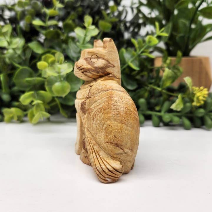 Meraki Gemstones – Engroshandel Pyntefigur – Håndskåret kat i Palo Santo træ, højde 8,3 cm, bredde 6,4 cm3