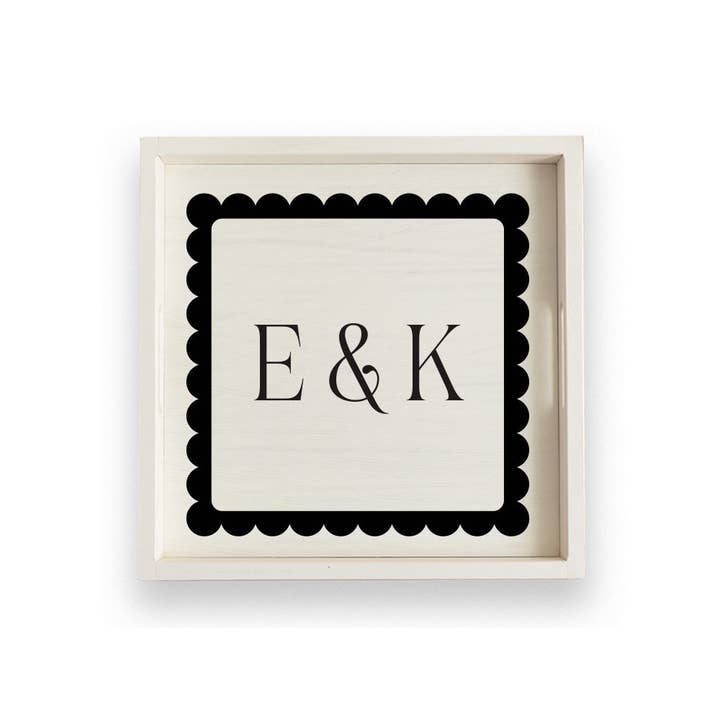 Plateau de service en bois personnalisé carré décoratif avec initiales pour la vente par Rustic Marlin