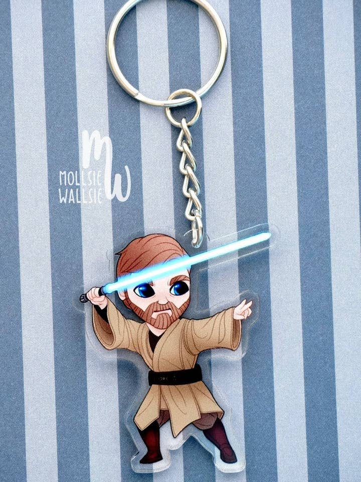 Portachiavi/spilla Obi-Wan • Ciondolo a doppia faccia in acrilico da 5,1 cm • Spilla Obi-Wan per la vendita all'ingrosso da parte di Mollsie Wallsie
