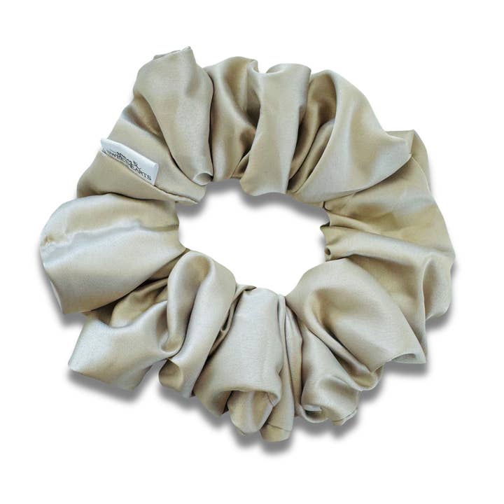 Chouchou en satin sable pour la vente par Sewing Sweethearts