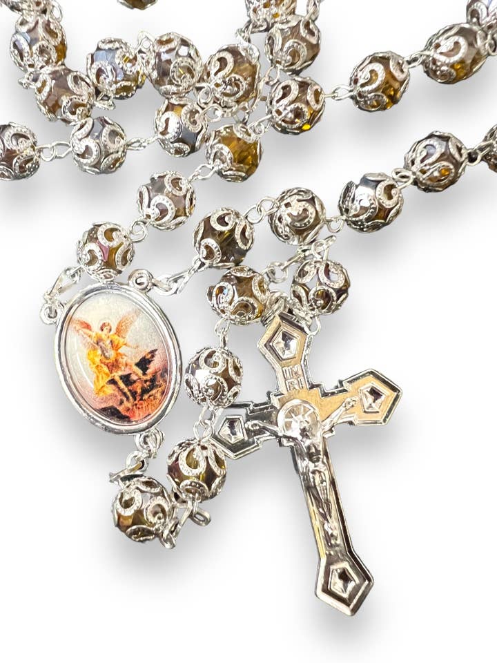 ROSARIO CON CRISTALLO: AMBRA - SAN MICHELE ARCANGELO per la vendita all'ingrosso da parte di SAN JUDITAS RELIGIOUS ARTICLES